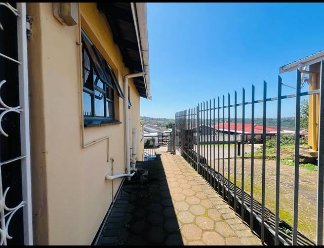 4 BEDROOM FREEHOLD FOR SALE IN NEWLANDS WEST